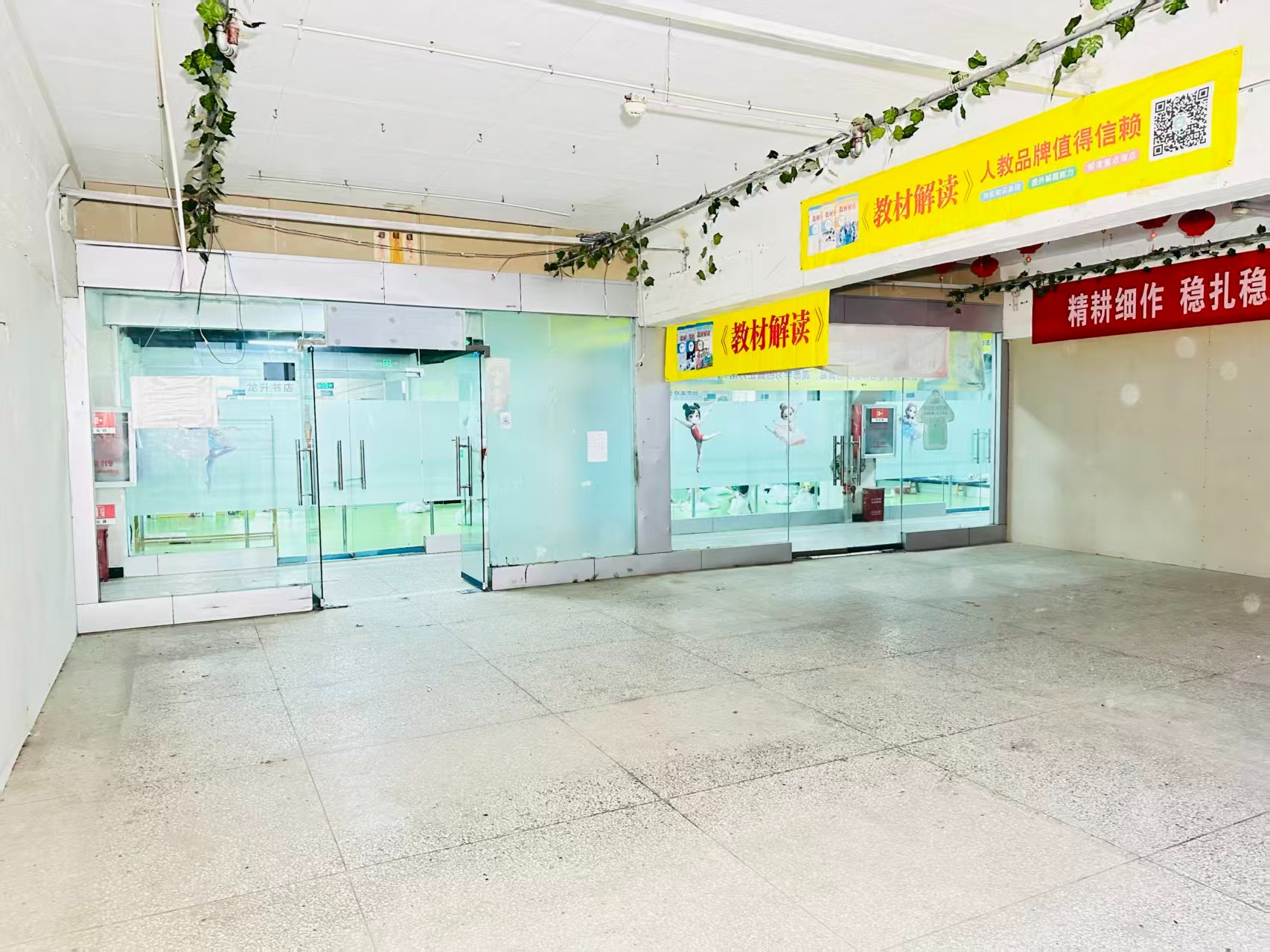 青年路提供写字楼、商铺、展示空间、直播间等多种面积选择，满足企业办公、研发、展示、运营等多元需求。