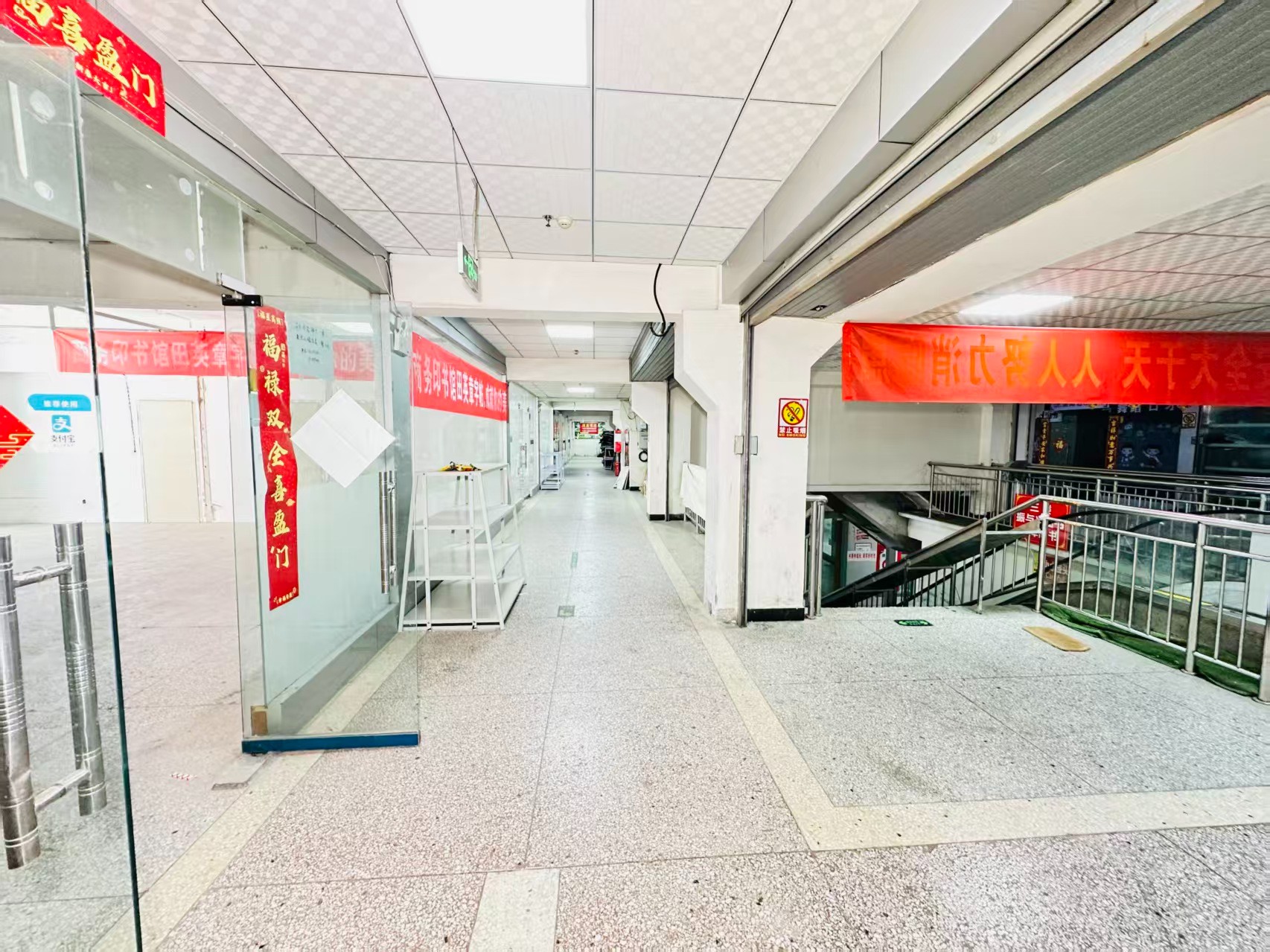 青年路引入人工智能技术应用场景，推动AI与商业、零售、电商、企业服务等领域融合发展。